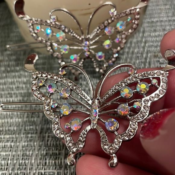 #22 Set of 2 NWOT Sparkly Bling Butterly Barrettes - Picture 3 of 16